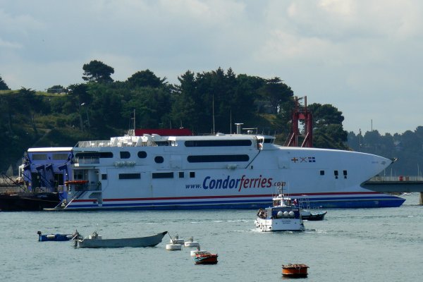 Saint-Malo (2010-08-03) - Condor Rapide au terminal ferry